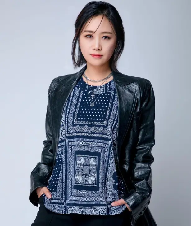 싱어게인3- 파란배경 가죽자켓 바지주머니에 두손을 꽂고 서있는 강성희