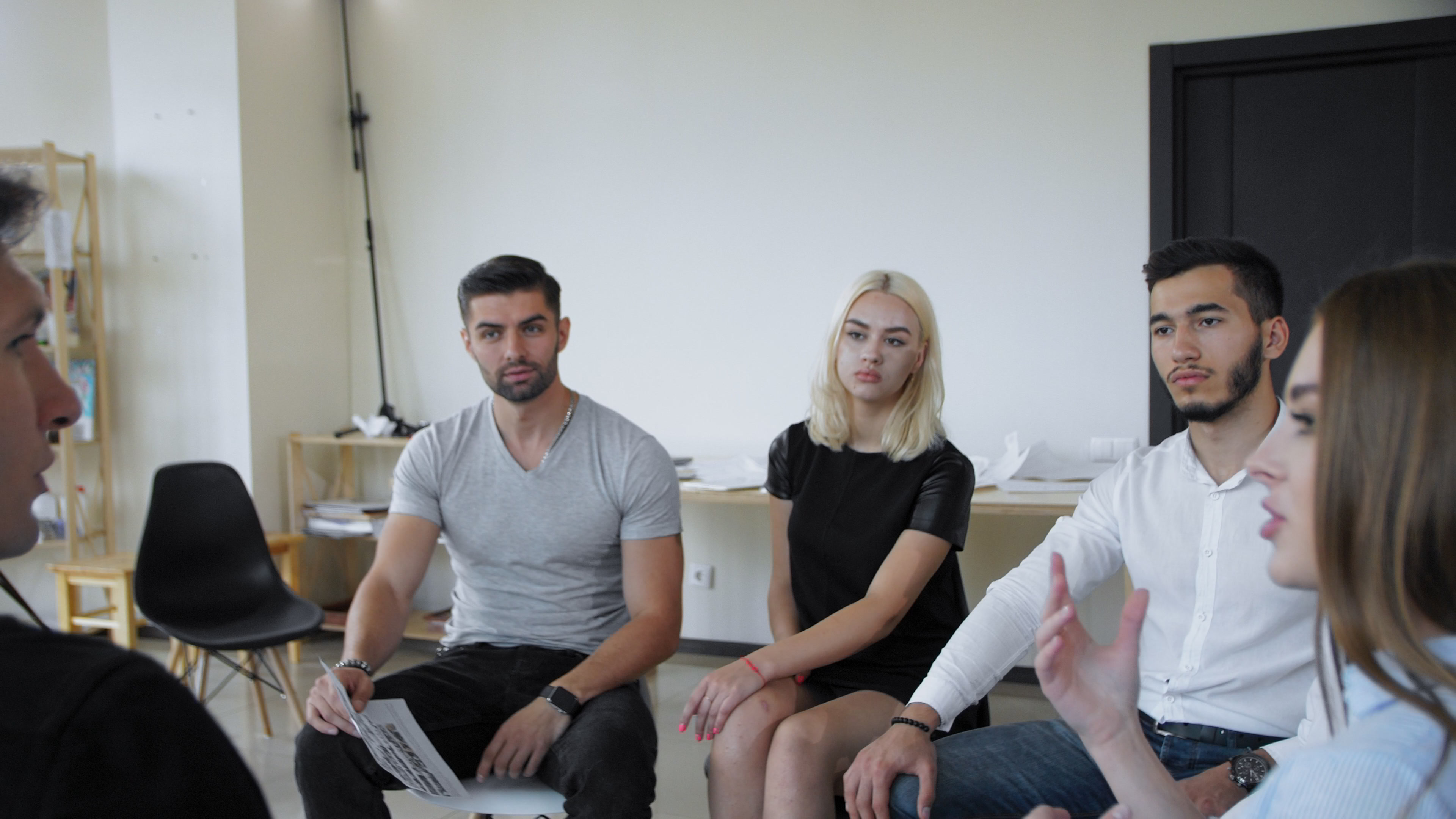 한국의 주휴수당에 대해 토론하는 사람들