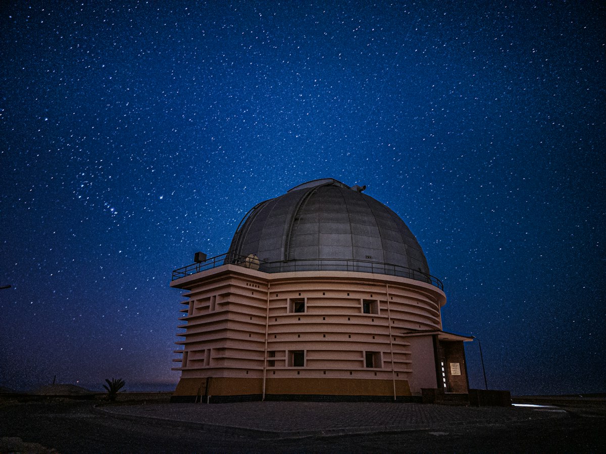 밤하늘을 향한 천체 망원경