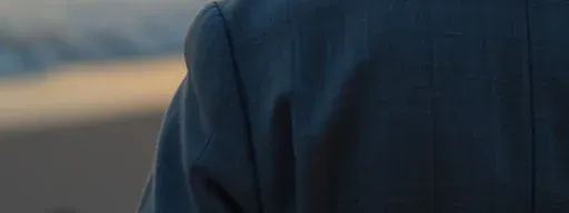치매 초기증상 때문에 해변에 서있는 노인 모습