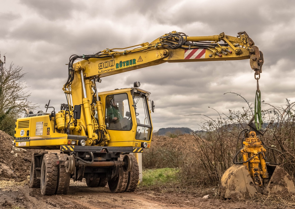 굴삭기로 땅을 파는 사진