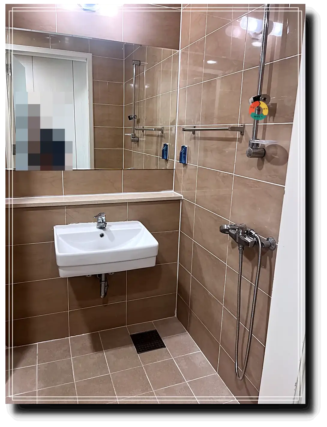 1인 병실_화장실-세면대-샤워기