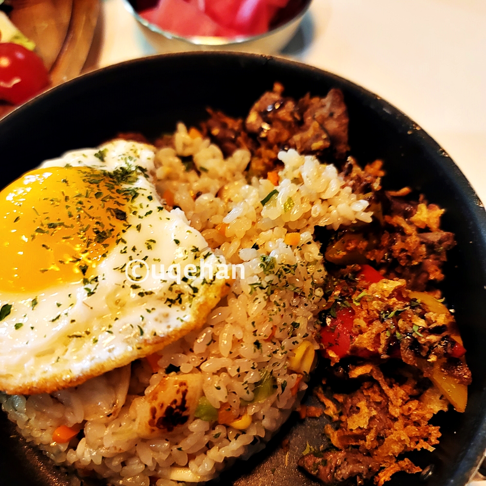 스테이크 필라프의 사진이다.