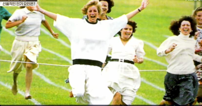 아들의 운동회에 맨발로 달리는 다이애나 비