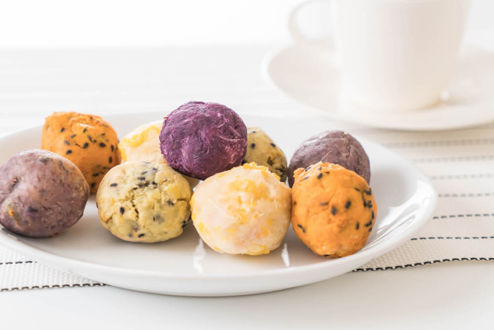 접시에 담긴 고구마볼