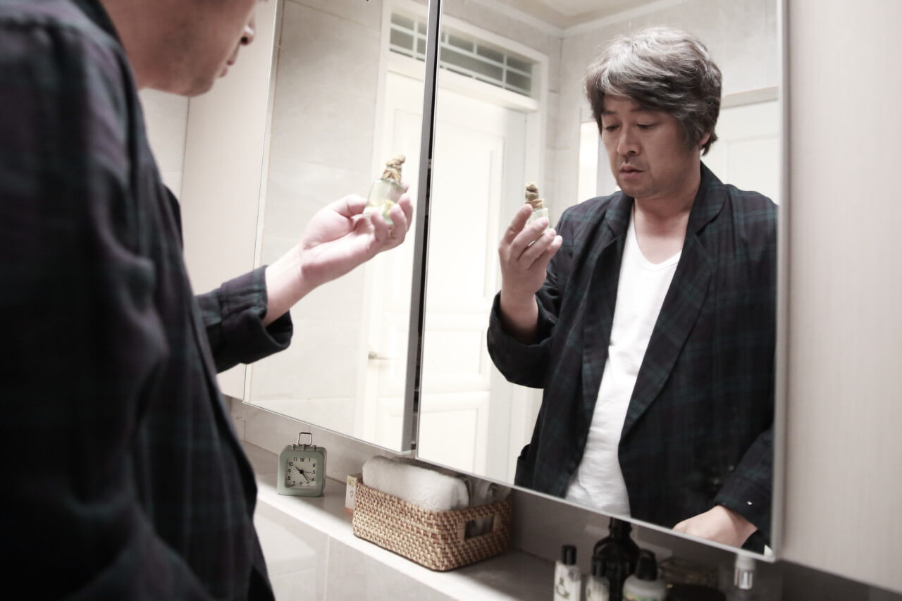 10개의 알약을 들고 쳐다보는 수현