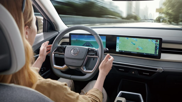 토레스EVX 반자율 주행하는 여성운전자 모습