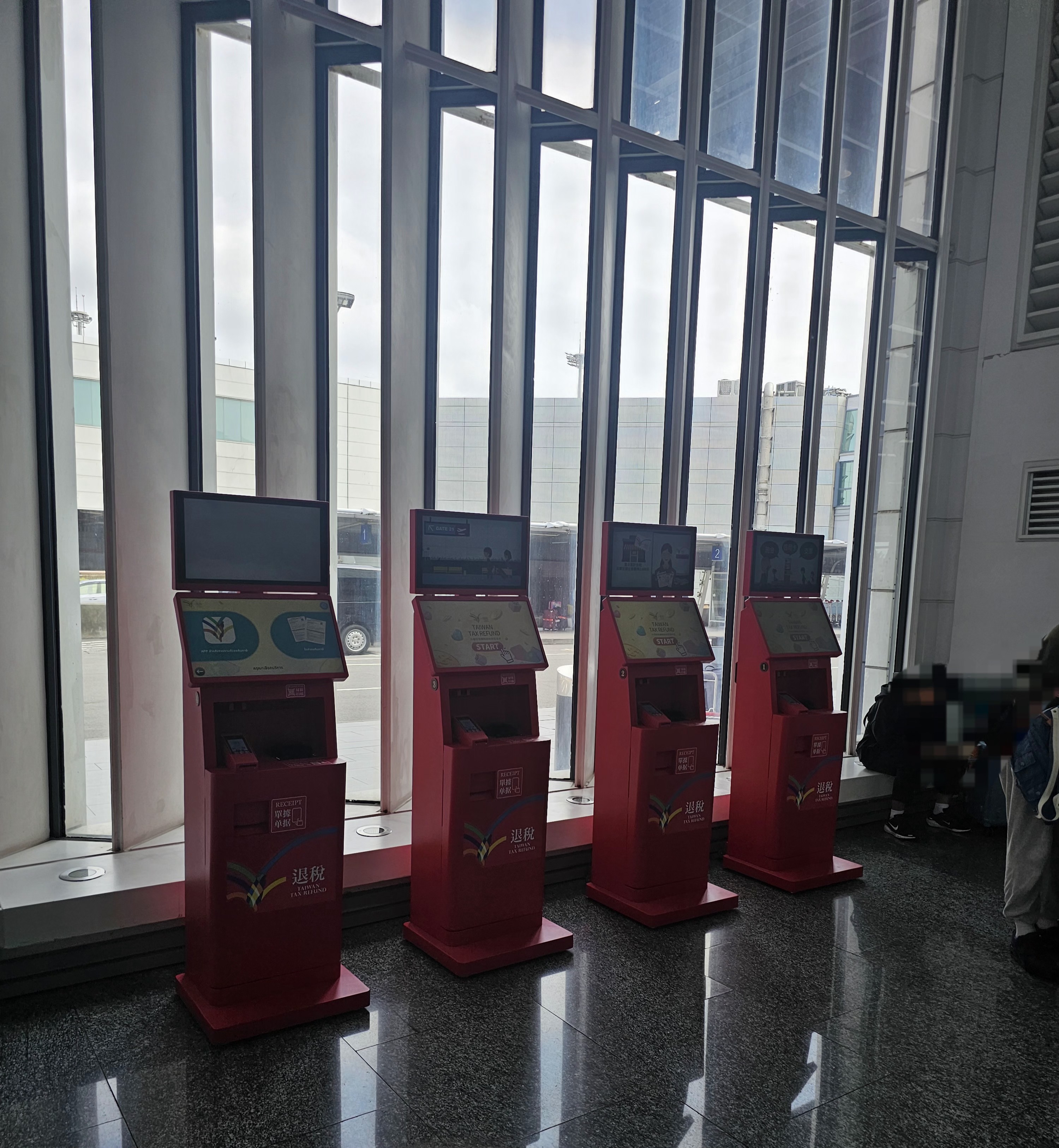 mrt 엘리베이터 옆 텍스 리펀 키오스크