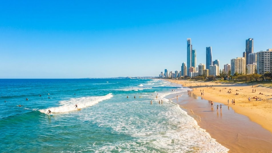 호주 골드코스트의 긴 해변과 서핑 문화가 느껴지는 여름 풍경