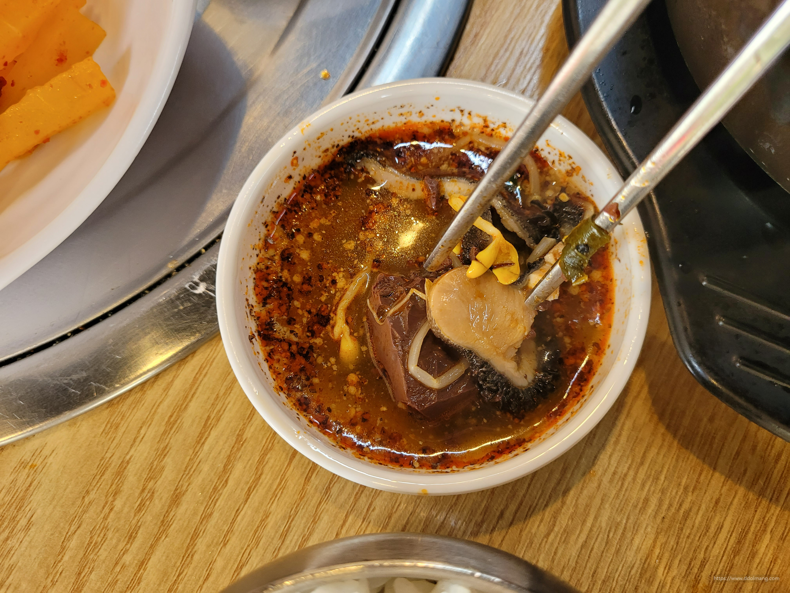 양선지해장국 건더기를 소스에 찍어 먹기