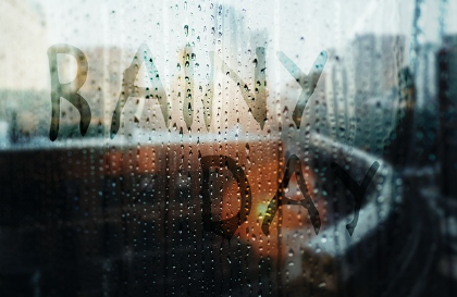 2024년 장마기간 기상청 예보 확인하기와 관련된 비오는 날 빗물에 흐려진 창가 사진