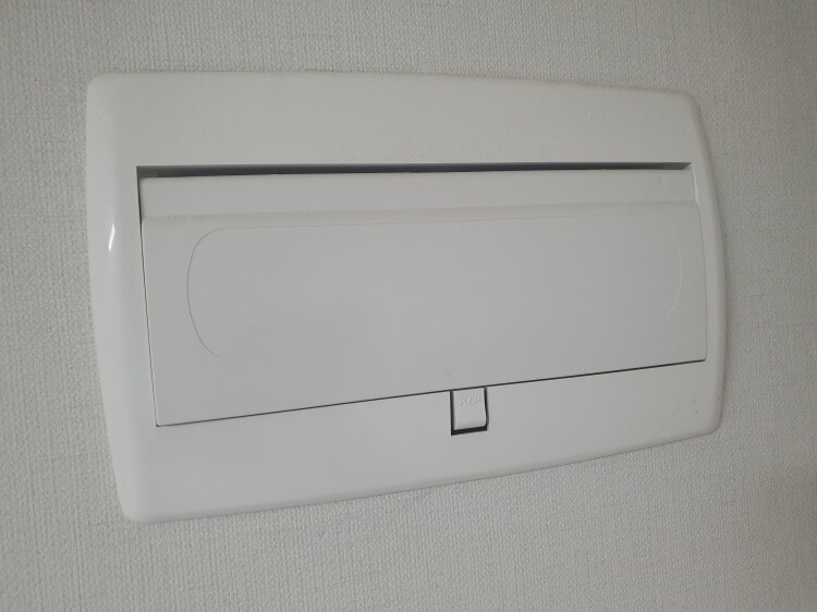 벽에-설치되어-있는-두꺼비집