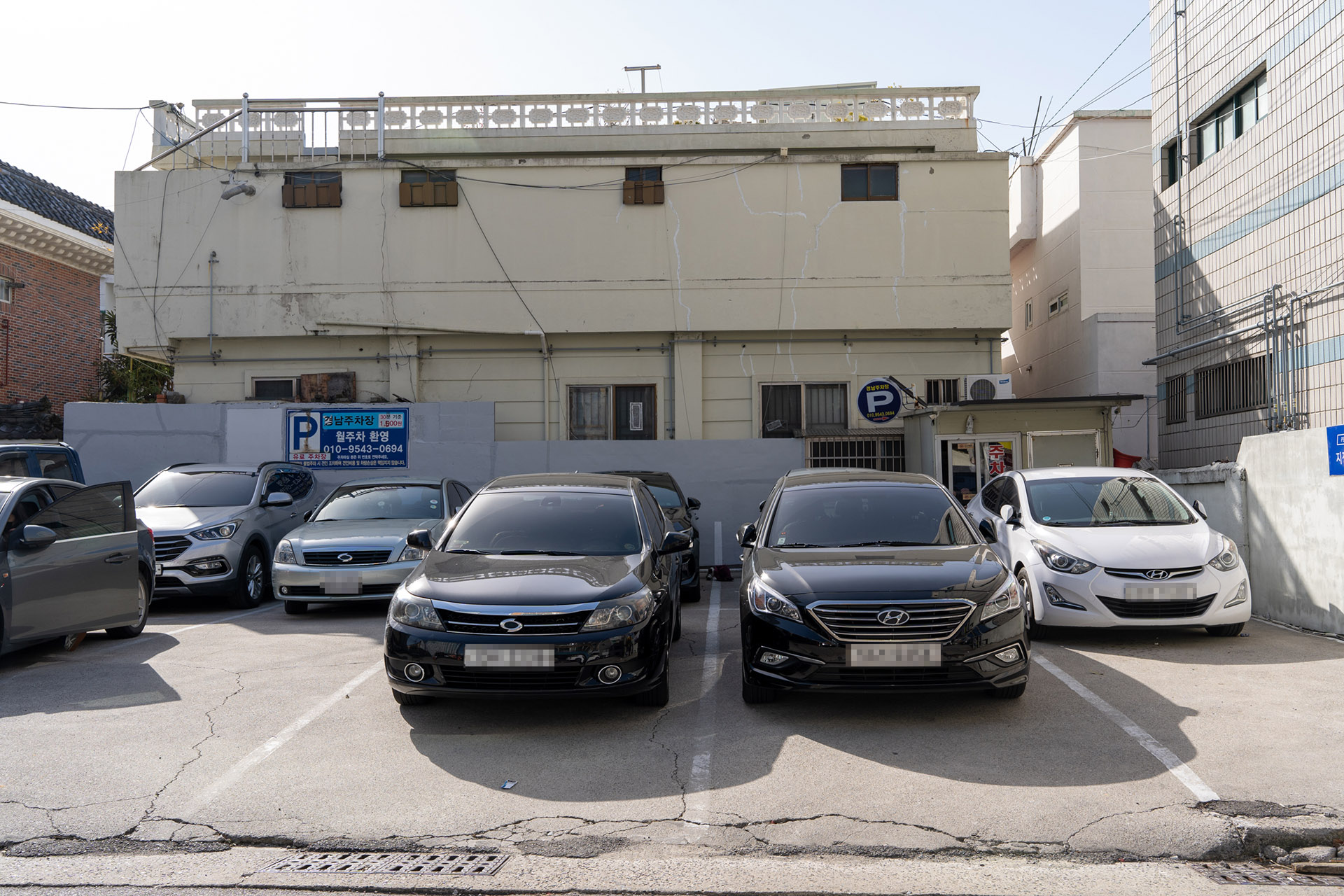 온천천 카페거리 강초밥 앞 경남주차장.