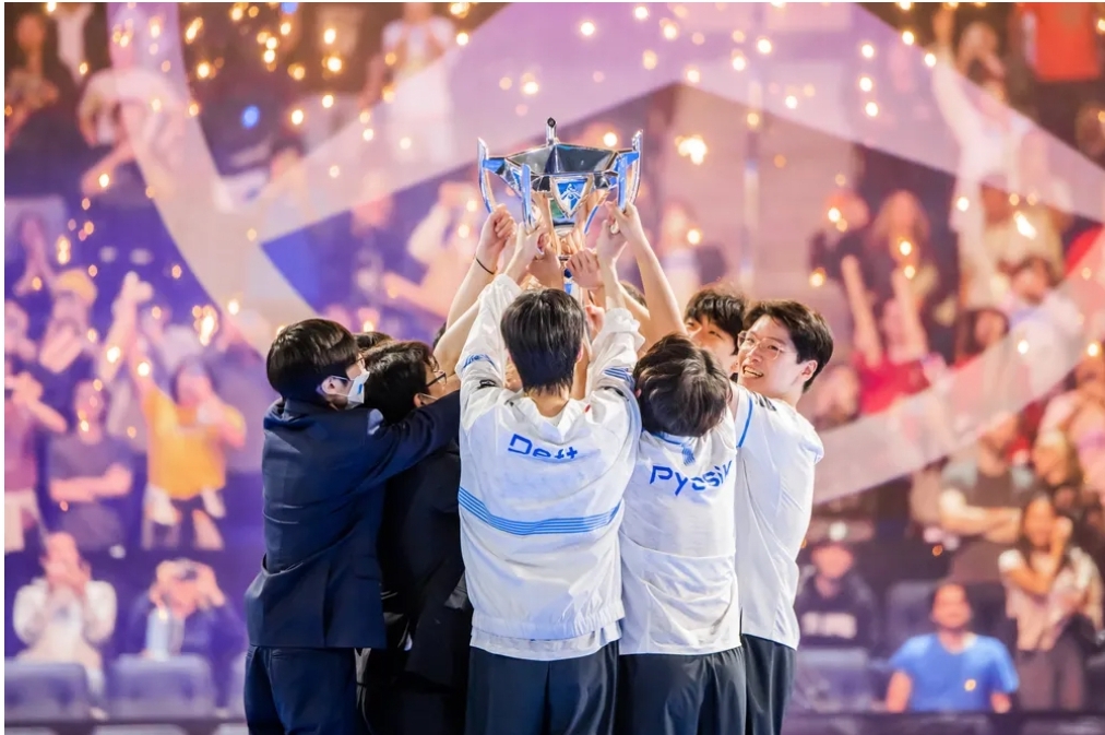 소환사의 컵을 들고 있는 T1