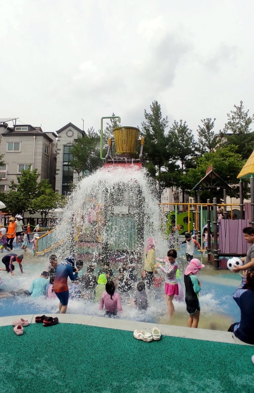 아이들 머리 위로 쏟아지는 물 