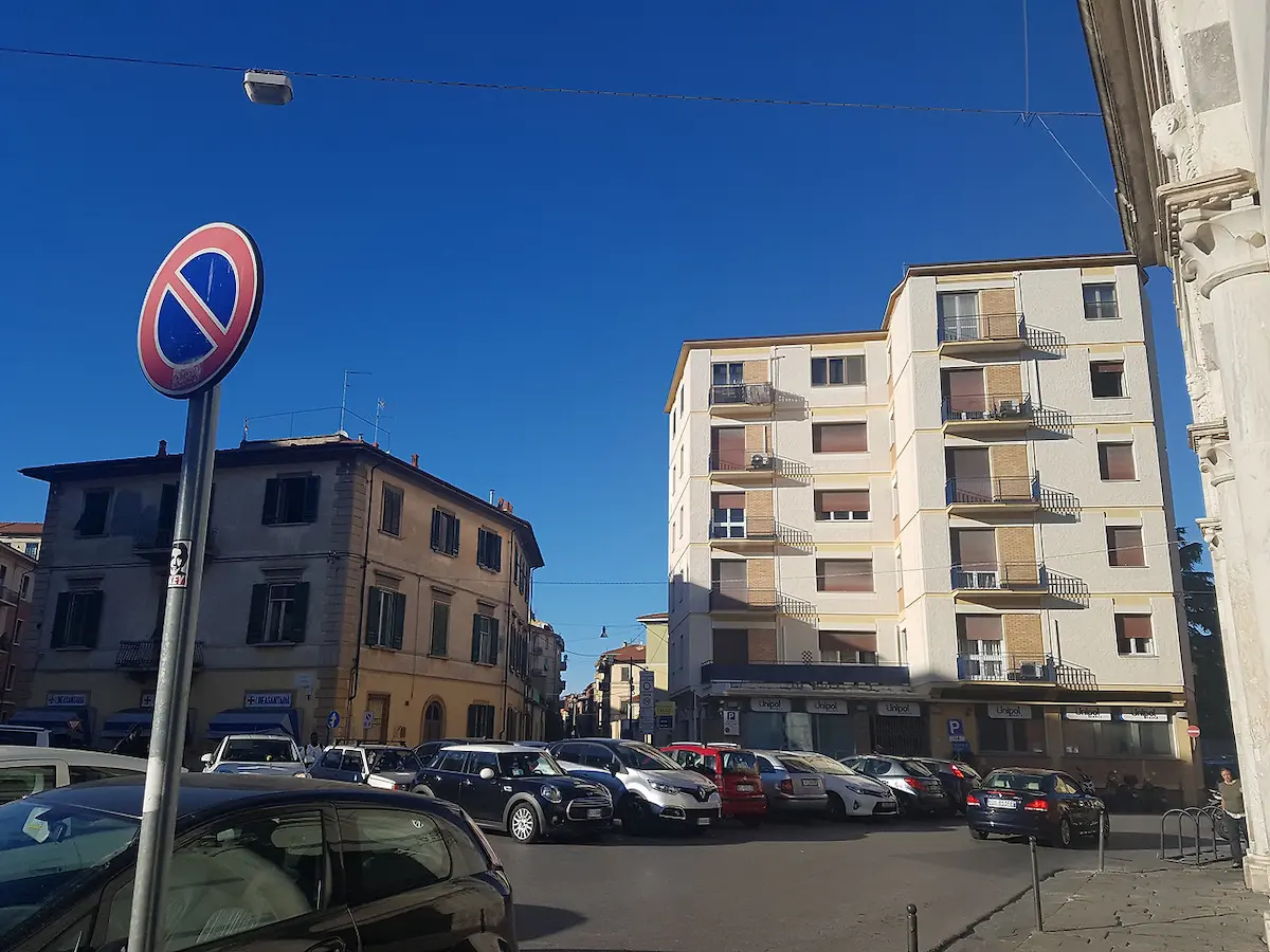 피사시내의 평화로운 거리 풍경과 주차된 차량들, 그리고 이탈리아 특유의 건물들