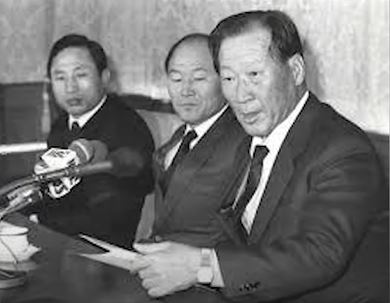 설명하는 정주영 회장