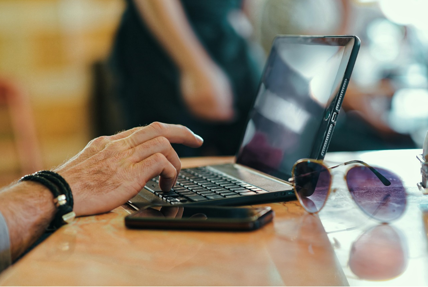 노트북으로 업무하는 사람