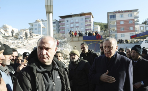 알트태그-에르도안 대통령이 강진 현장을 방문해 이야기를 하고 있습니다.