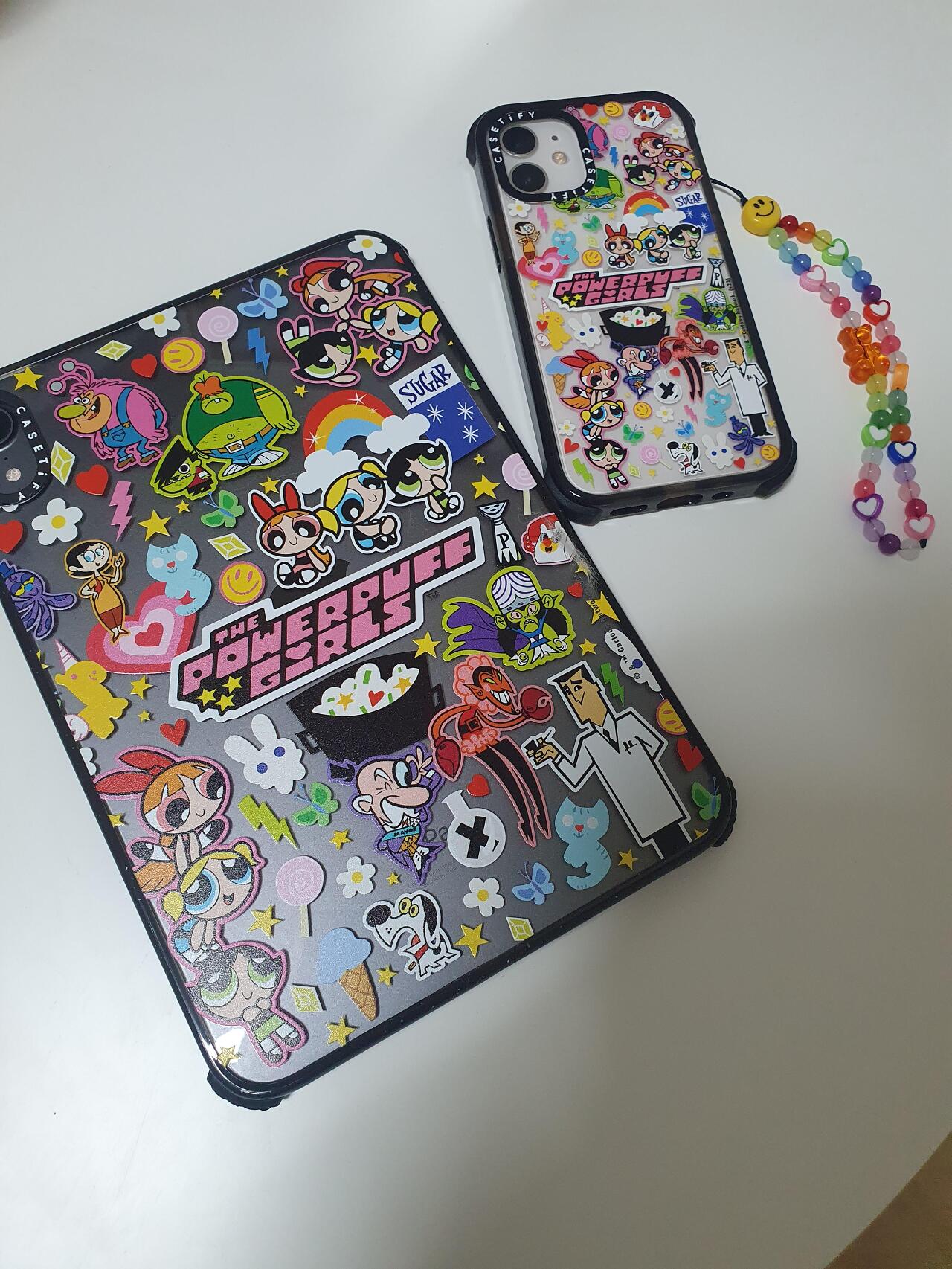 파워퍼프걸 아이패드케이스와 아이폰 케이스 착장된 모습.