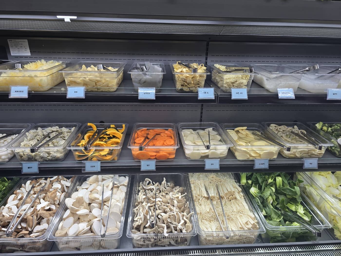 담양 담빛샤브홀 샤브샤브 야채들이 야채칸 코너에 진열대에 있다