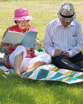 은퇴 후 생활비를 고민하는 60대의 일상적인 모습