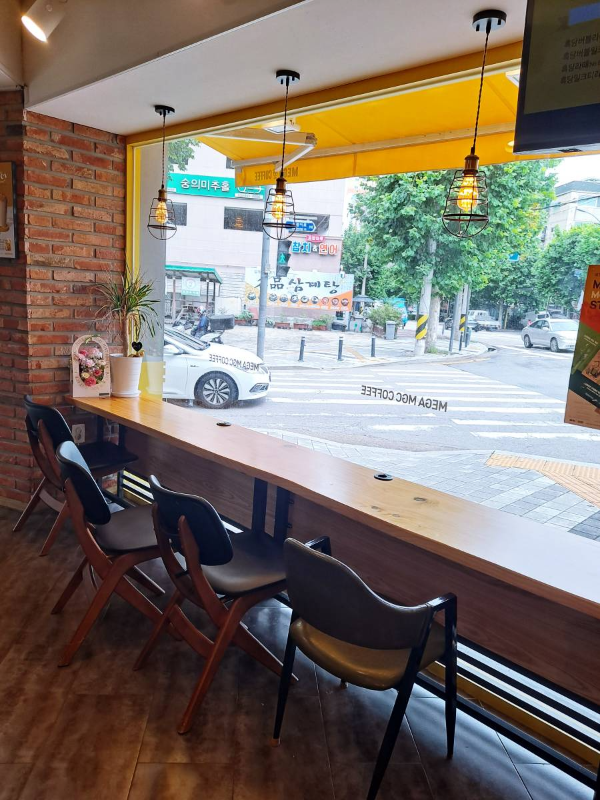 메가커피 창가쪽 자리