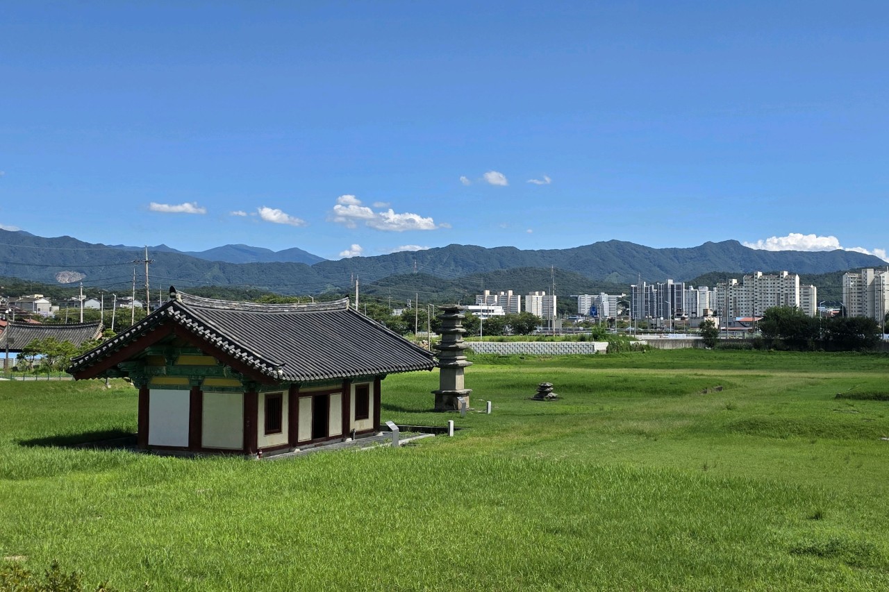 만복사지 터 넓은공간에 현재는 당간지주, 석탑 석조불입상만 남아있는 이미지
