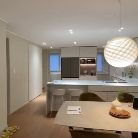 아늑한 공간의 주방으로, 아내분들이 좋아하는데, 아쪽에 보조 주방이 있어 사랑 받을수 밖에 없는 주방 입니다