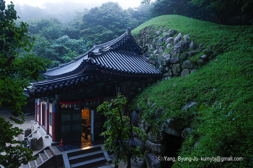 비에-젖은-석굴암