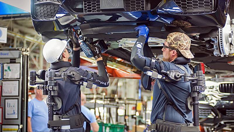 산업용-외골격-파워-슈트를-착용하고-자동차-수리하는-모습