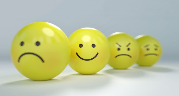 표정있는 노란공들 (출처 pixabay)