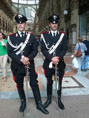 아르마니를 입은 밀라노 경찰들