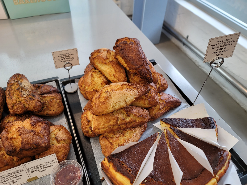 버터 스콘과 바스크 치즈 케이크