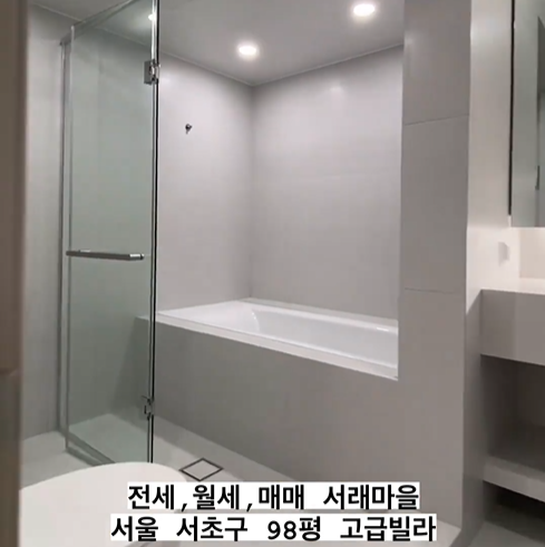 넓은 욕조, 넓은 공간, 편리한 구조라서 사용하기 좋아요