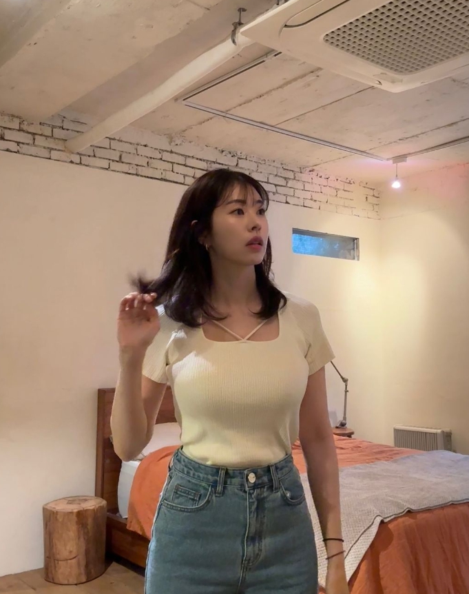 흰색티를입은-긴머리여성의모습