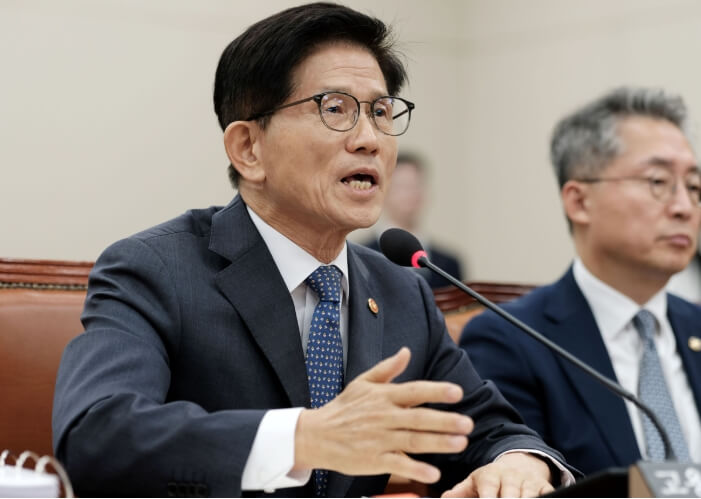 마이크앞에서-말하고있는남성의모습
