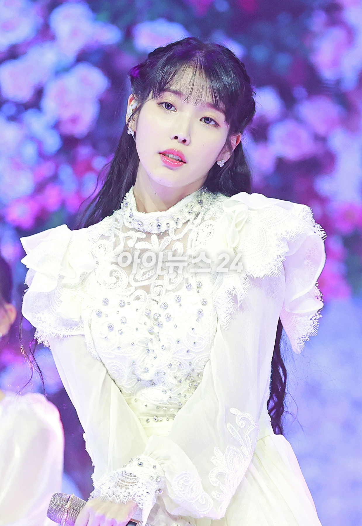 가수 아이유가 4일 오후 온라인 생중계로 진행된 'MMA2021(멜론 뮤직 어워드2021)' 시상식에서 멋진 무대를 선보이고 있다. [사진=멜론뮤직어워드사무국]