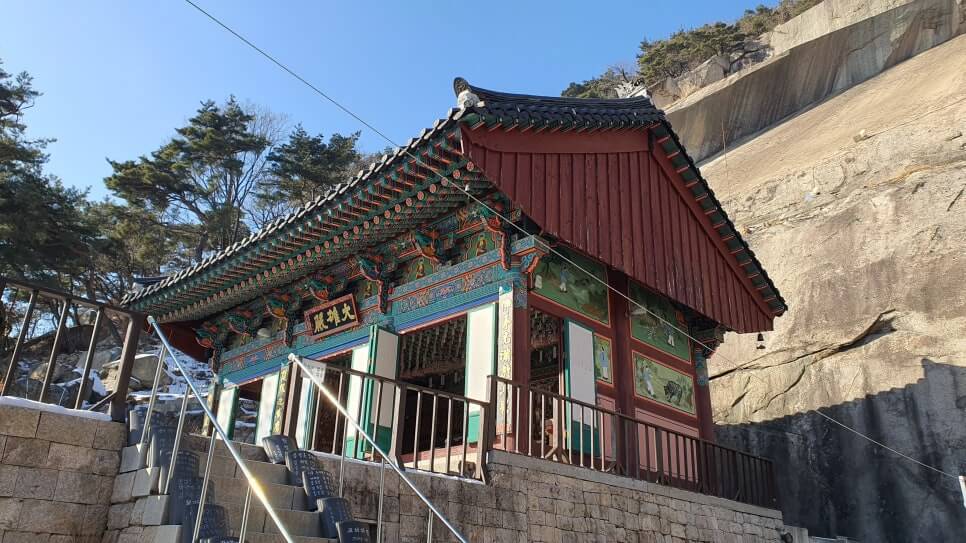 남양주 석천암 : 자연과 수행이 공존하는 조용한 산중 암자 거대한 암벽 아래 흐르는 영험한 샘물