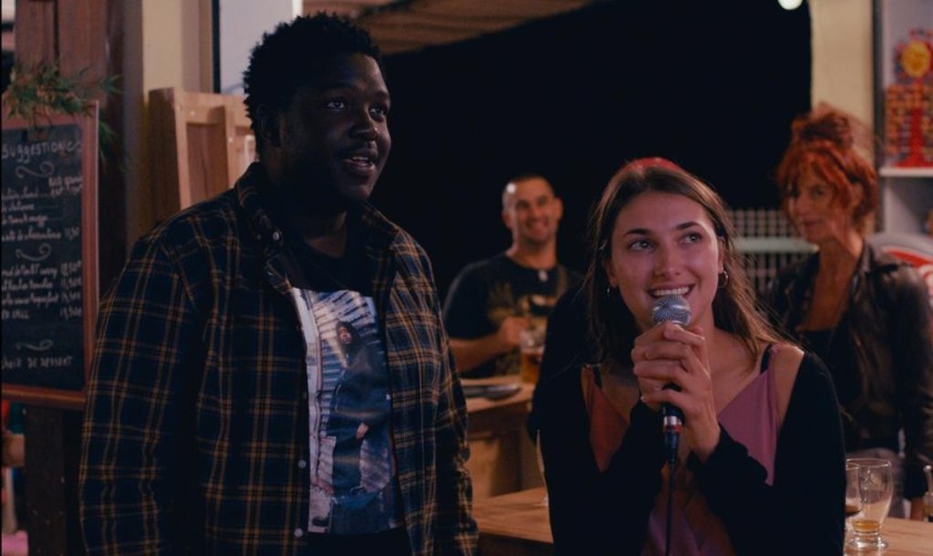 노래하는 여성과 옆에 있는 남성의 모습