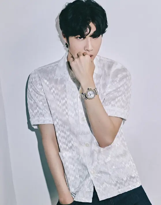 밤에피는꽃- 반짝거리는 흰색 반팔셔츠에 왼손에 시계를 찬 손을 입에 갖다대고 오른손은 주머니에 꽂은채 무표정하게 정면을 바라보는 이종원