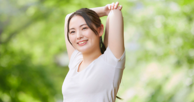 기지개 펴는 여성