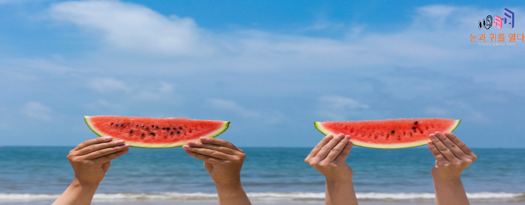 바다에서-시원한-수박이-있는-장면