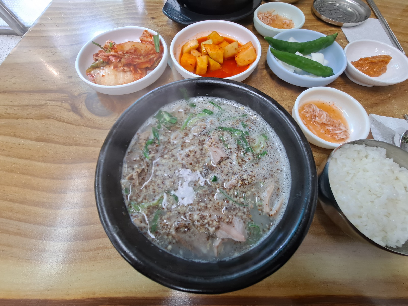 모듬-순대국에-들깨가루를-넣음