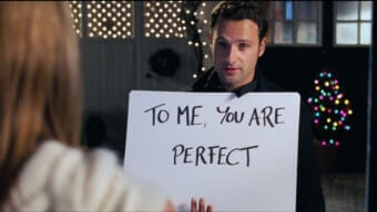 러브 액츄얼리 영화에서 남자가 'To me, you are perfect'라고 쓴 보드를 들고 고백하는 장면