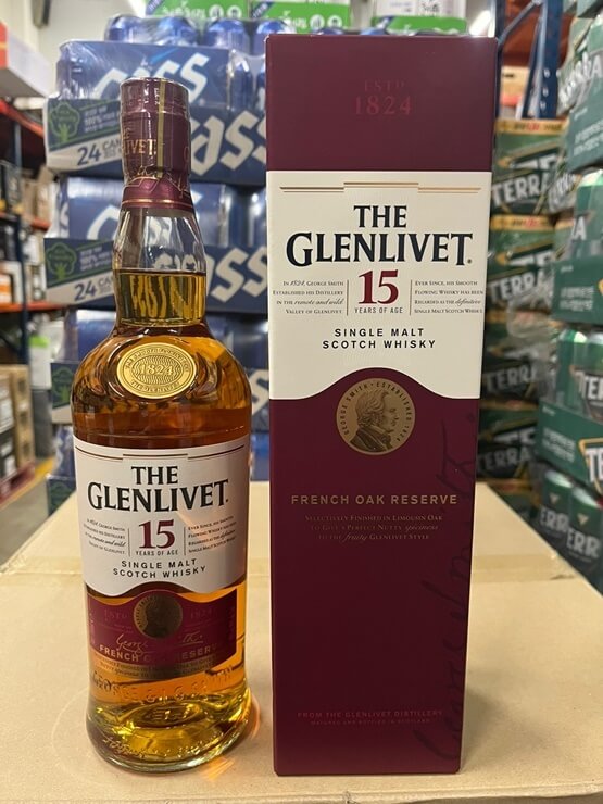 글렌리벳 15년 위스키 병과 케이스 나란히 진열