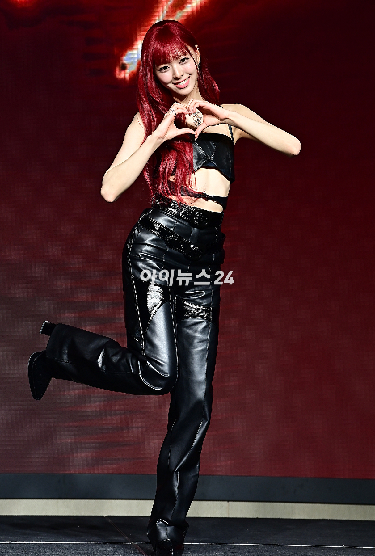 걸그룹 ITZY(있지) 유나가 8일 오후 서울 여의도 콘래드&nbsp;서울에서 열린 새 미니 앨범 'BORN TO BE'(본 투 비)를 발매기념 쇼케이스에서 기념촬영을 하고 있다. [사진=곽영래 기자]