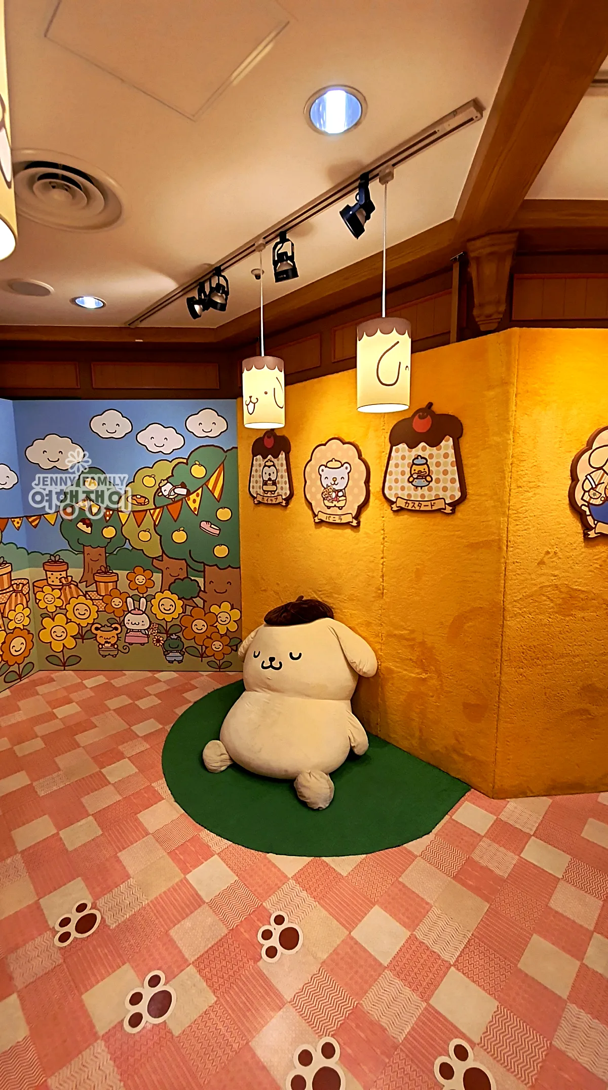산리오_퓨로랜드_푸딩푸딩_사진존_캐릭터_벽_디자인_sanrio_pompompurin_photo_spot_character_wall_decor
