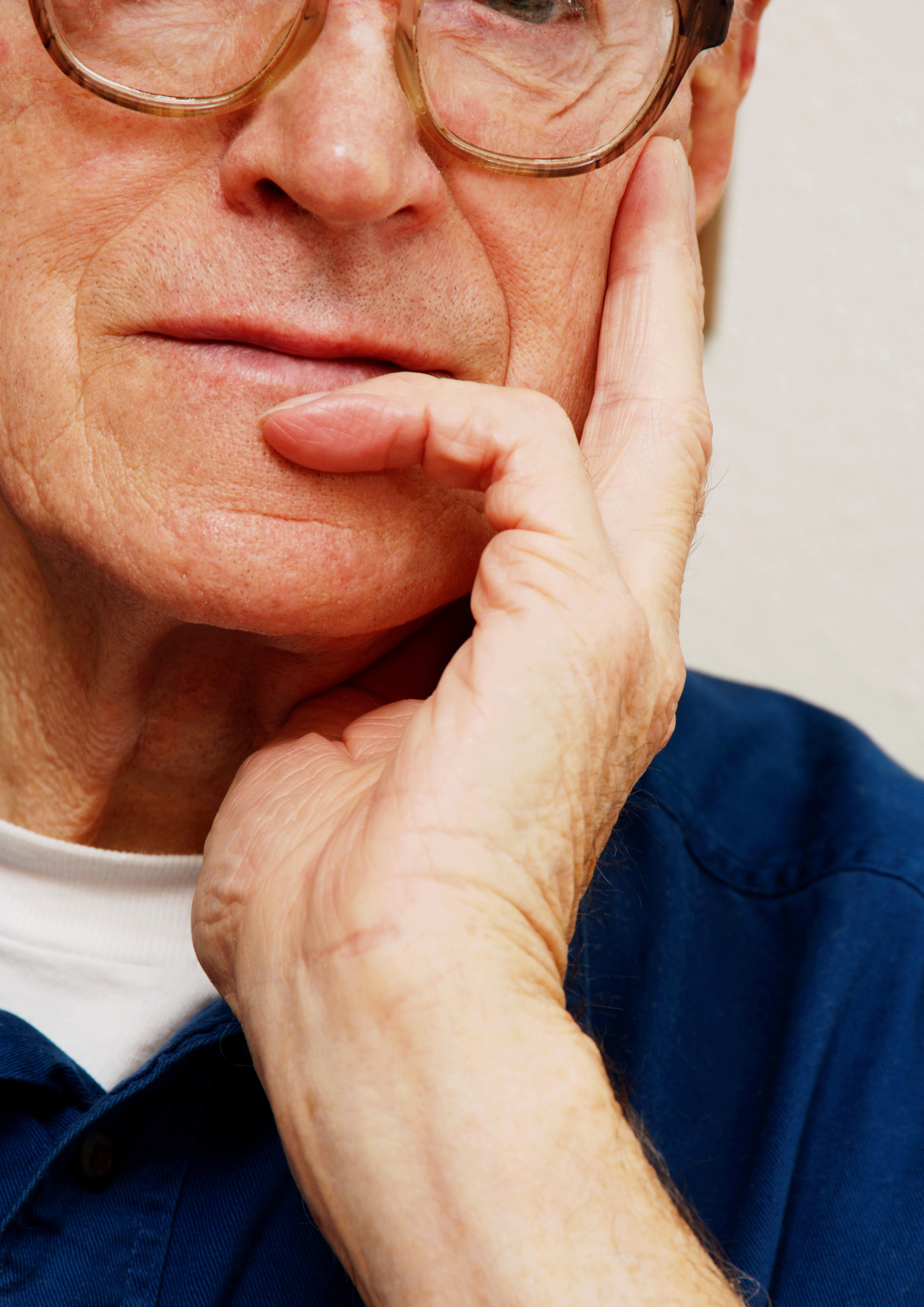 턱을 괴고 있는 노인