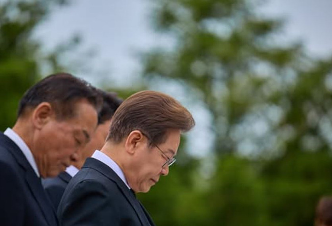 이재명 당선자 묵념하는 사진